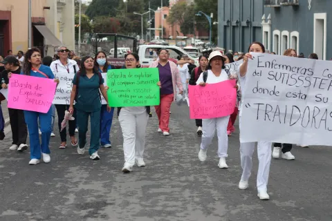Trabajadores del ISSSTEP se manifiestan y exigen salarios dignos.