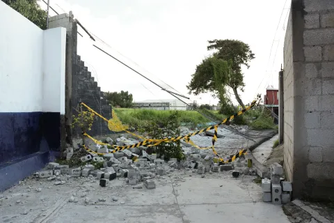 Barda derribada sobre el Andador Rafael Moreno en el Infonavit Movimiento Obrero perteneciente a La Ciénega en la ciudad de Puebla.