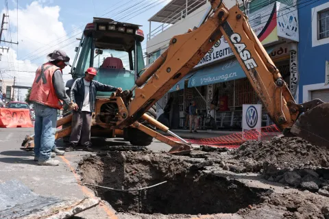 Cuidado, no hay paso en la 25 Sur en Puebla.