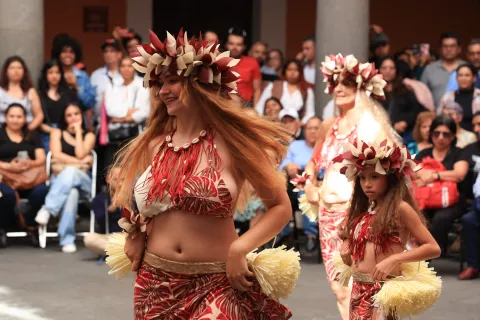 En el patio de la Casa de la Cultura de Puebla hubo espectáculo de danzas polinesias.