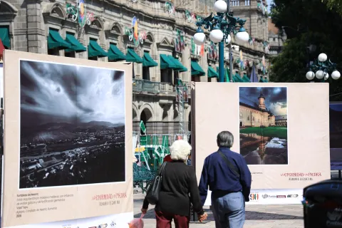En el Zócalo de Puebla se exhibe la exposición fotográfica "La eternidad en piedra: Rumania Bizantina".