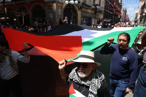 Activistas marcharon en Puebla por la niñez Palestina.