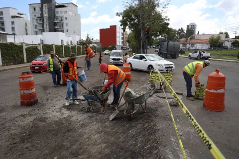 Trabajos de reencarpetamiento en la Calzada Zavaleta en Puebla.