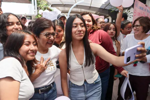 Lilia Cedillo visitó la Contaduría Pública.