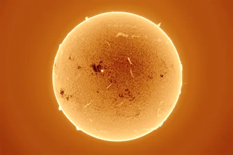 Imagen de la cromosfera solar adquirida en el Laboratorio de Ciencias Geoespaciales de la ENES Morelia.