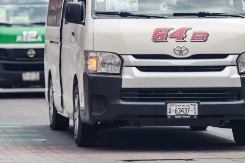 Estas son las nuevas placas del transporte público.