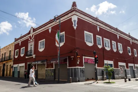 Poca actividad de negocios en el Centro Histórico de Puebla.
