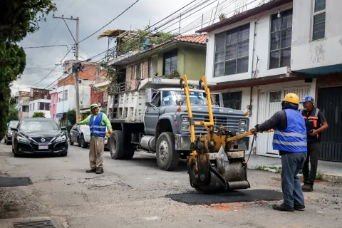 Bacheo de la calle Tulipán, en la Colonia Jesús González Ortega, en Puebla.