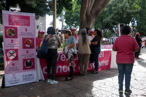 El comité de médicos por una medicina responsable, encabezó la campaña "Venzamos el Cáncer de Mama".