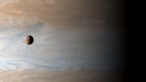 Identifican y caracterizan siete volcanes activos en la luna de Júpiter llamada Ío.