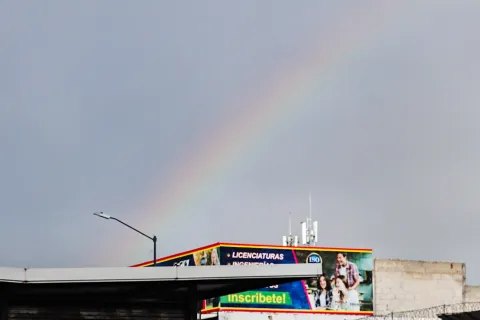 Después de la lluvia se formó un arcoíris que fue visto desde Puebla.