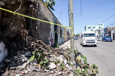 No ha sido atendida barda de casona que colapsó en la calle 14 Poniente en Puebla.