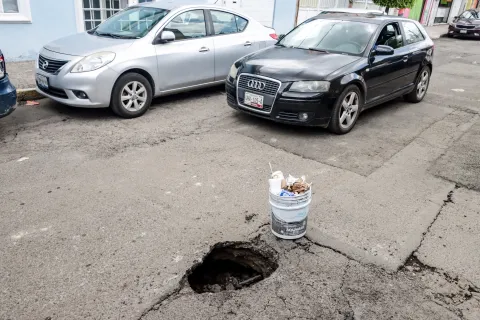 Se forma pequeño socavón en calle 15 Oriente y 10 Sur en Puebla.
