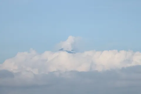 Espectacular vista del Volcán Popocatépetl e Iztaccíhuatl entre nubes.