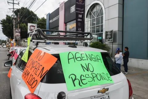 Manifestación en Dodge Fiat Peugeot, sucursal Los Fuertes en Puebla.