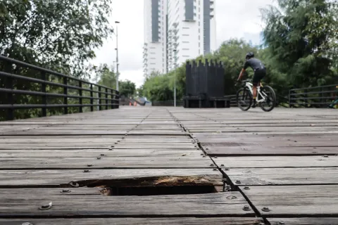 Deterioro en piso de madera del Ecoparque Metropolitano.