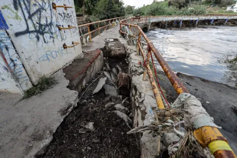 Puente Paso de los Gallos o Puente Juan Bosco, presentó deterioro estructural y acumulación de basura.