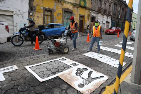 Pinta de cajones de parquímetros sobre la Avenida Reforma a la altura de la 17 Norte.