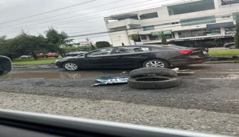 Intenso tráfico en la Recta a Cholula, provocado por un gran bache frente a Plaza Momoxpan.