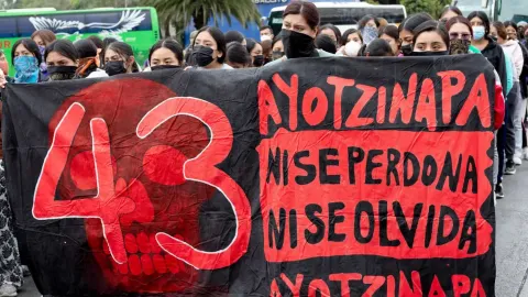 Padres de los 43 de Ayotzinapa se movilizan 