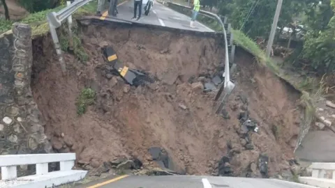 Colapsan puentes vehiculares en Chiapas 