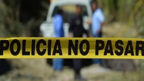 Hallan camioneta volcada y abandonada en la Acatlán-Huajuapan