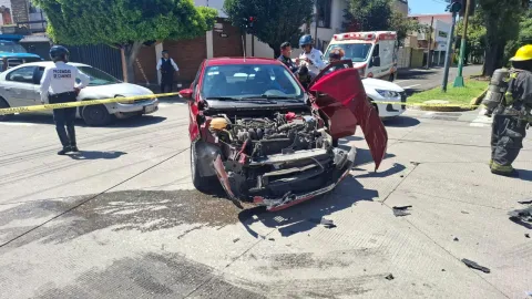 Fuerte accidente en la 49 Poniente y 9 Sur, en Prados Agua Azul.