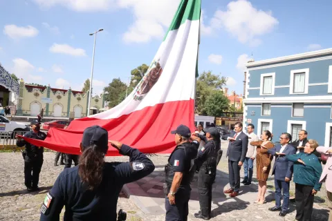 Armenta encabeza Izamiento de la Bandera Nacional.
