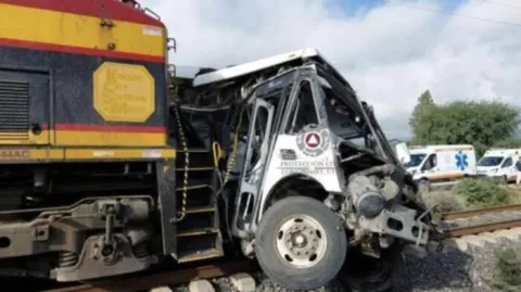 Fatal accidente de tren y autobús en Guanajuato, deja cinco muertos.