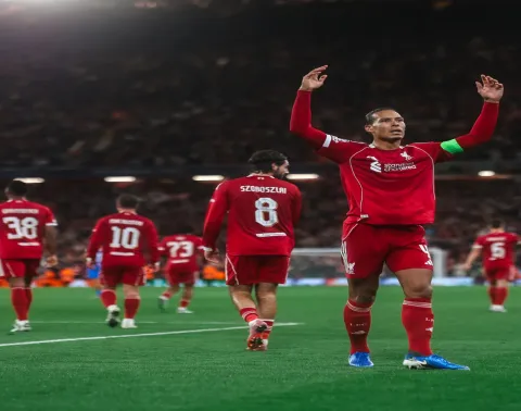 Virgil van Dijk logró un dramático gol de cabeza en la victoria del Liverpool sobre el Atlético de Madrid.