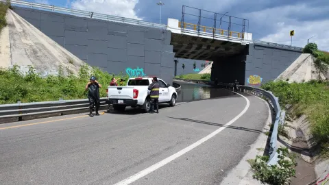 Se inundó el puente de bulevar Forjadores y Periférico Ecológico, en San Pedro Cholula, Puebla.