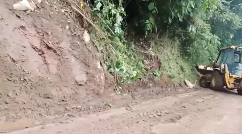 Un camino que conduce hacia la junta auxiliar de Cuacuila, en Huauchinango, Puebla, ya fue liberado.