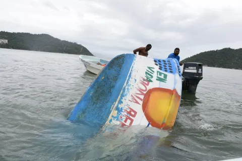 Se hunden 14 lanchas en Puerto Marqués por las lluvias.