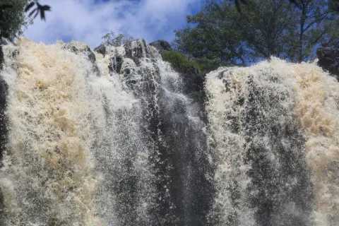 La Cascada de Atlihuetzia, en Tlaxcala, muestra su fuerza tras la tormenta