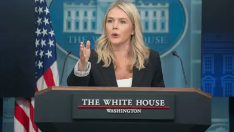 Karoline Leavitt durante una conferencia de prensa en la Casa Blanca