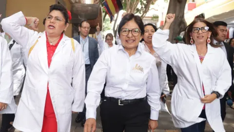 Lilia Cedillo acompañada de sus militantes a las afueras del Carolino