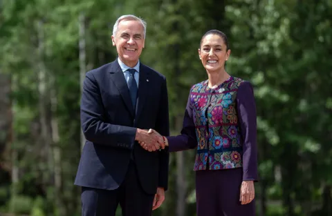 El primer ministro de Canadá, Mark Carney, y la presidenta de México, Claudia Sheinbaum, durante la Cumbre del G7.