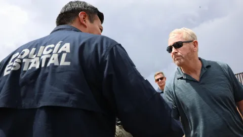 Ronald Johnson visita autoridades fronterizas en Sonora