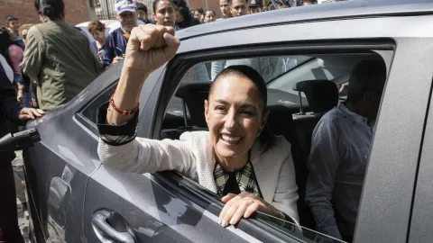 Claudia Sheinbaum en un rally desde su automovil 
