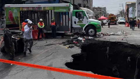 En Iztapalapa evacuan a familias por socavón 