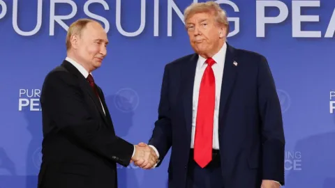 Trump durante reunión con Putin en Alaska