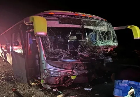 Cinco personas muertas y 20 heridos, deja accidente en la carretera federal Acapulco-Zihuatanejo.