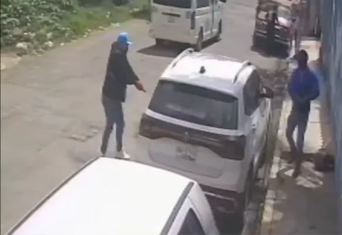 Le roban 300 mil pesos que había retirado del banco.