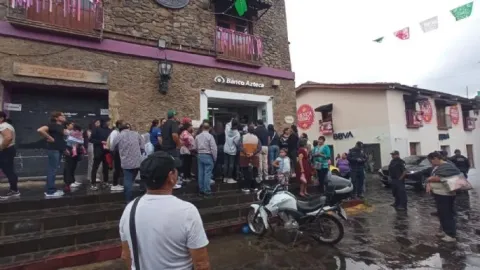 A un menor de seis años de edad le cayó la cortina metálica en Banco Azteca en Tepoztlán, Morelos.