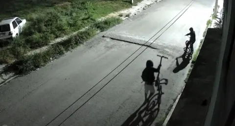 Al parecer dos menores de edad en la junta auxiliar de San Francisco Totimehuacán, Puebla, se roban un scooter de una vivienda.
