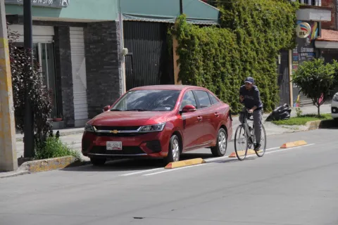 Cuidado si acostumbras invadir las ciclovías en Puebla, el chiste te puede salir caro.