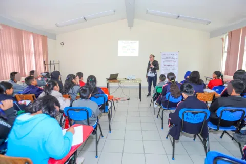 Con teatro guiñol se brinda información oportuna sobre los riesgos que existen en alumnos de primaria.