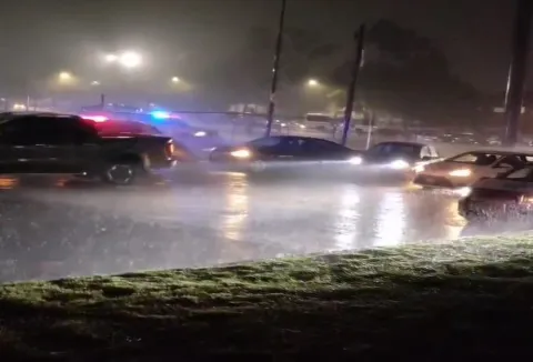 La lluvia puso a correr a aficionados al futbol y al concierto.