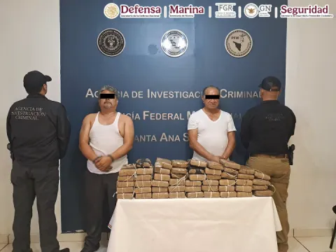 Fueron detenidos dos sujetos que transportaban cerca de 50 kilos de heroína en un autobús de pasajeros en Sonora.