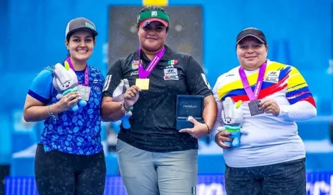 Maya Becerra se baña en oro.